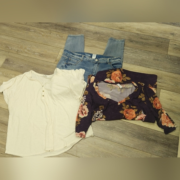 Time And Tru Light Wash High Rise Skinny Jeans Size 18 And 2 Tops Bundle - Picture 1 of 11